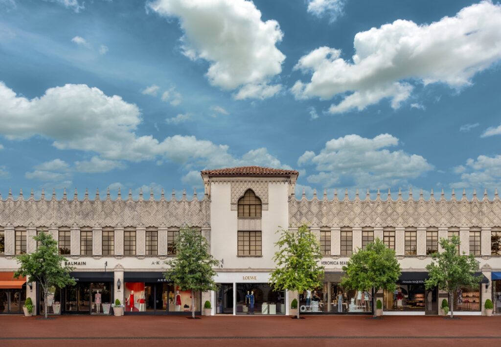 The outside of a shopping district strip in Dallas.